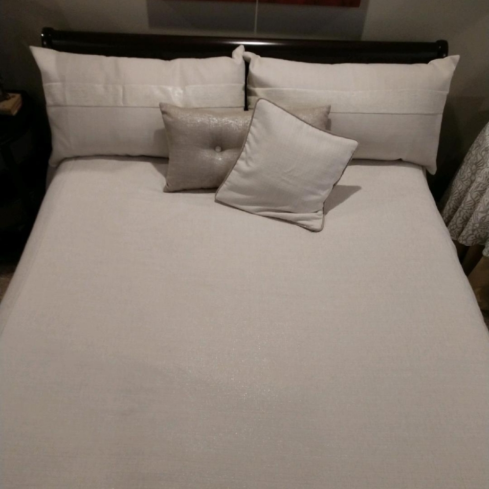 Queen size comforter set